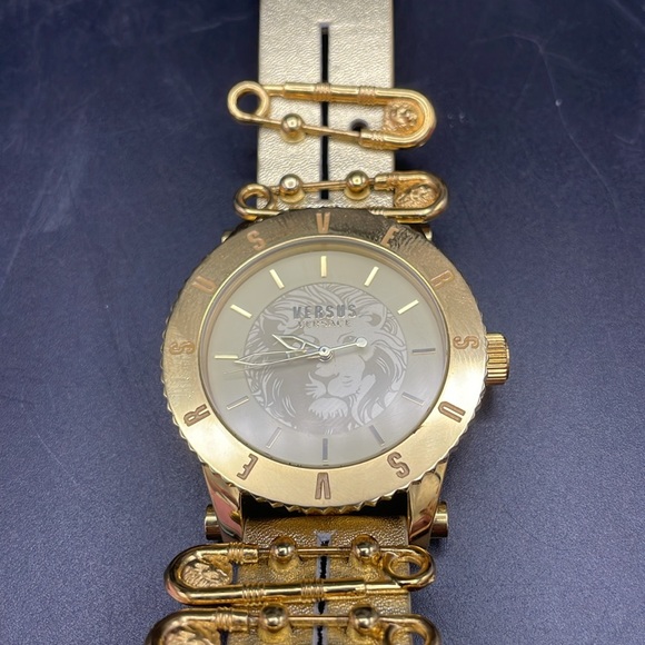 24HR DROP ⬇️ Versace Versus Gold Safety pin watch - Picture 4 of 6